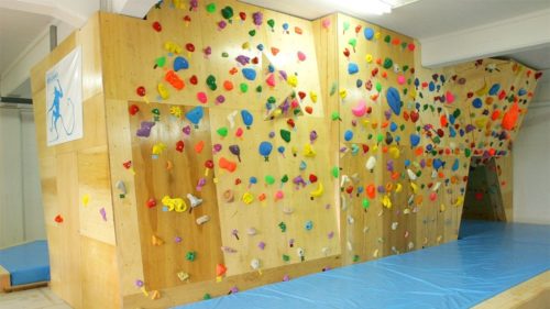 沖縄県のクライミング施設「ボルダリングジム BOULBAKA（ボルバカ）」